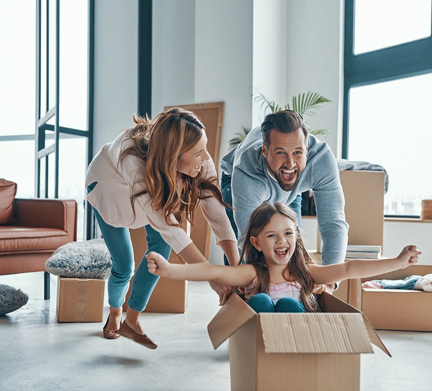 alt="Familia de Mudanza y sonriendo con niña"